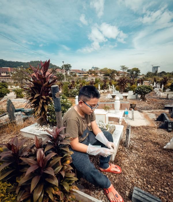 Cleaning and Caring for Tombs is a Meaningful Tradition